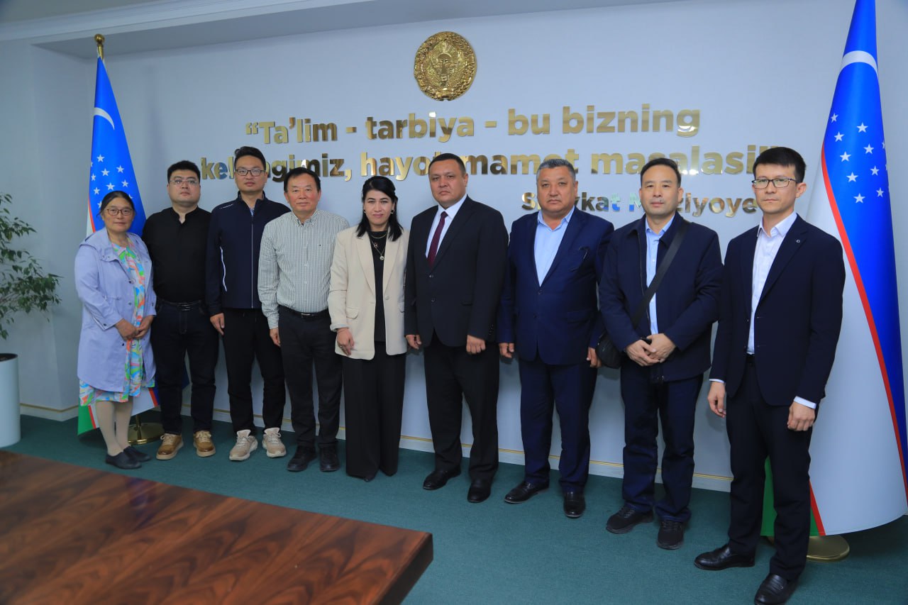 U uxlayotganda uni yalaydi U uxlayotganda uni yalaydi