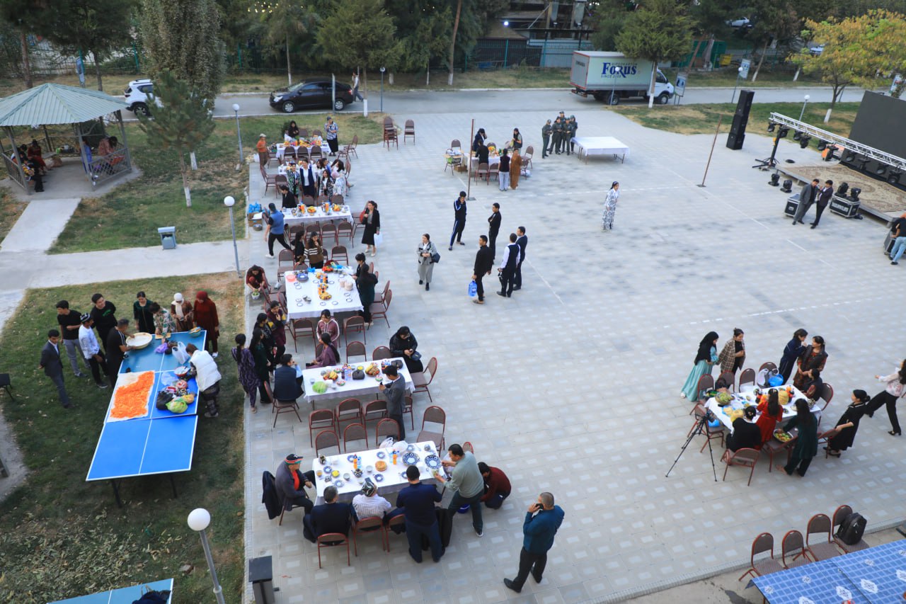 Erkak porno kastingdan video Kokraklar orasiga qol urish