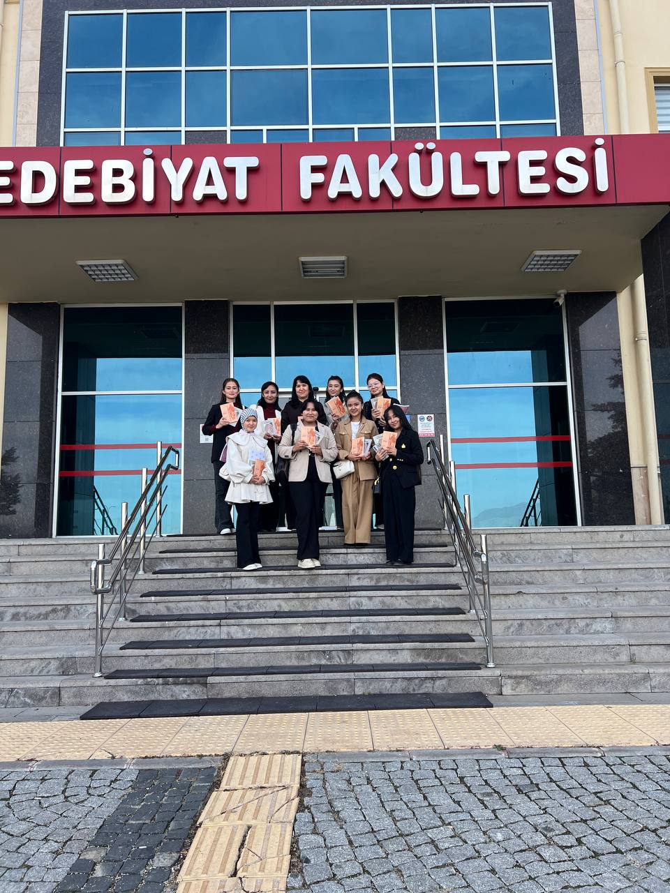 Yalangoch kulgichlar Toshakda yalangoch qizning fotoshop shabloni.