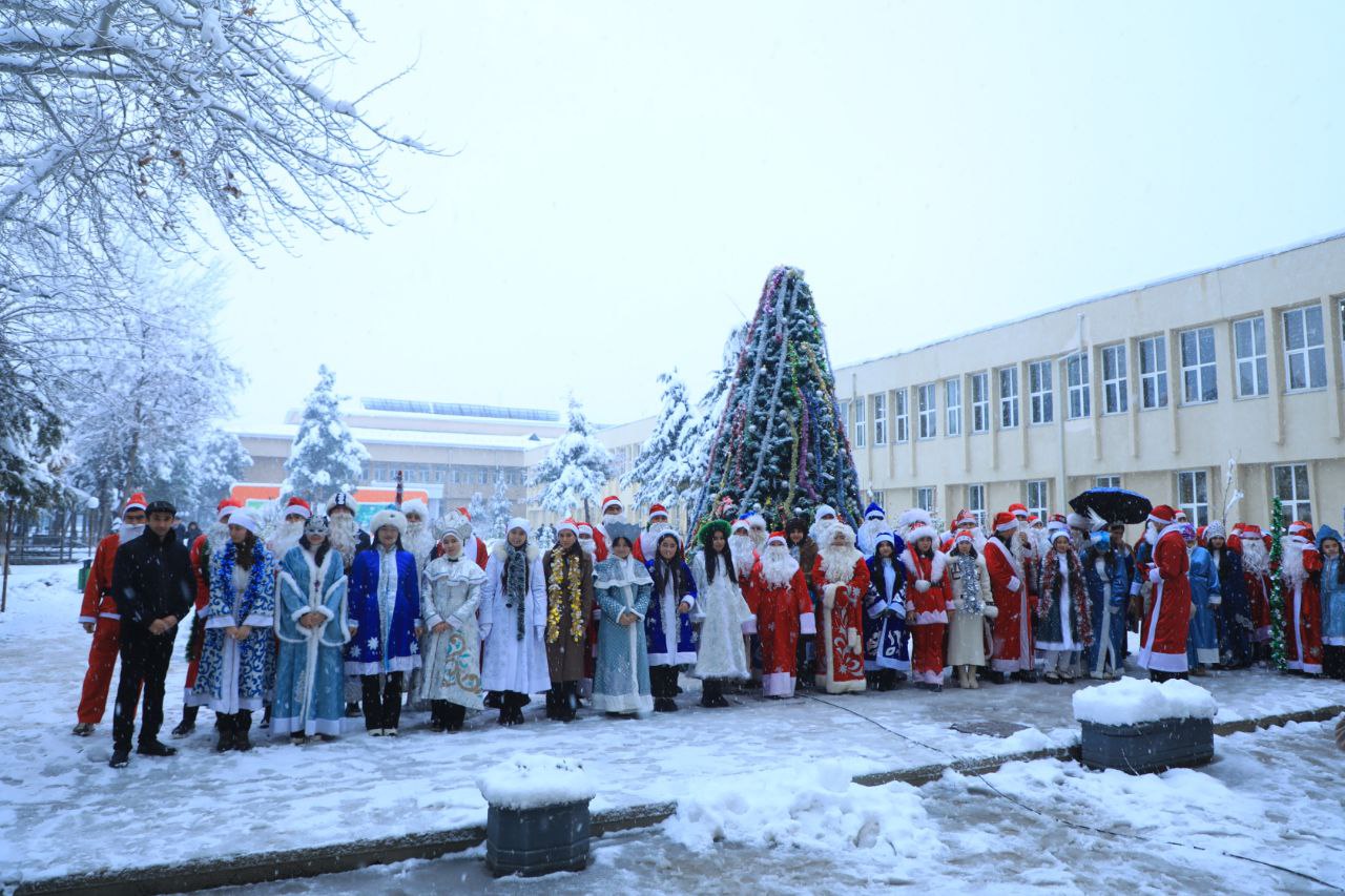JDPUda yangi yil shukuhi: Qorbobo va Qorqizlar paradi o‘tkazildi.