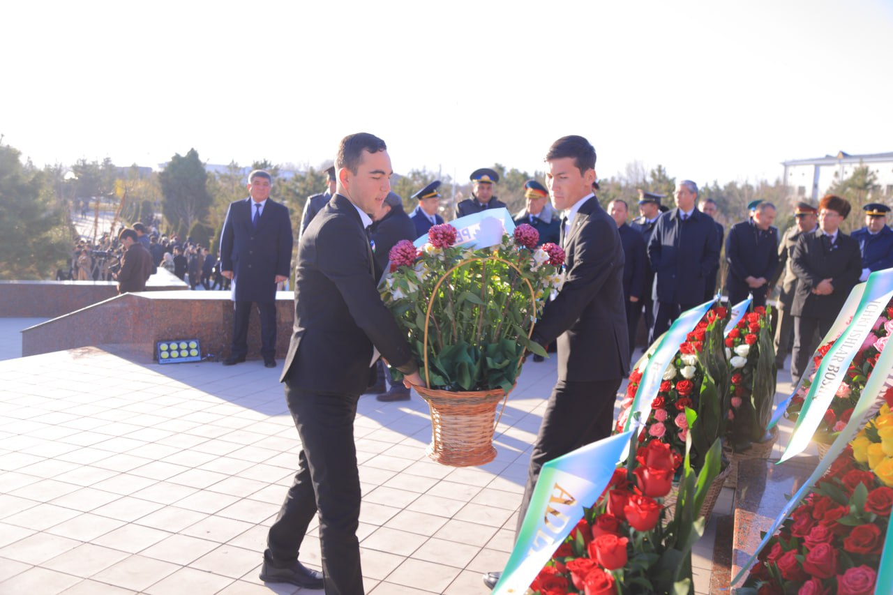 Jizzax davlat pedagogika universiteti vakillari Vatan himoyachilari xotirasini e’zozlashdi.