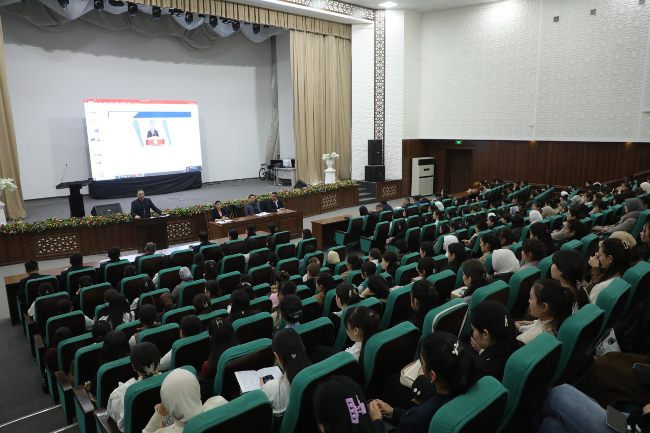 Jizzax davlat pedagogika universitetida milliy qadriyatlar va diniy tahdidlarga qarshi ma’naviy immunitet masalalari muhokama qilindi.