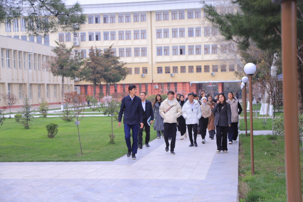 JDPU rektori maktablarning bitiruvchi o‘quvchilar bilan uchrashuv o‘tkazdi.