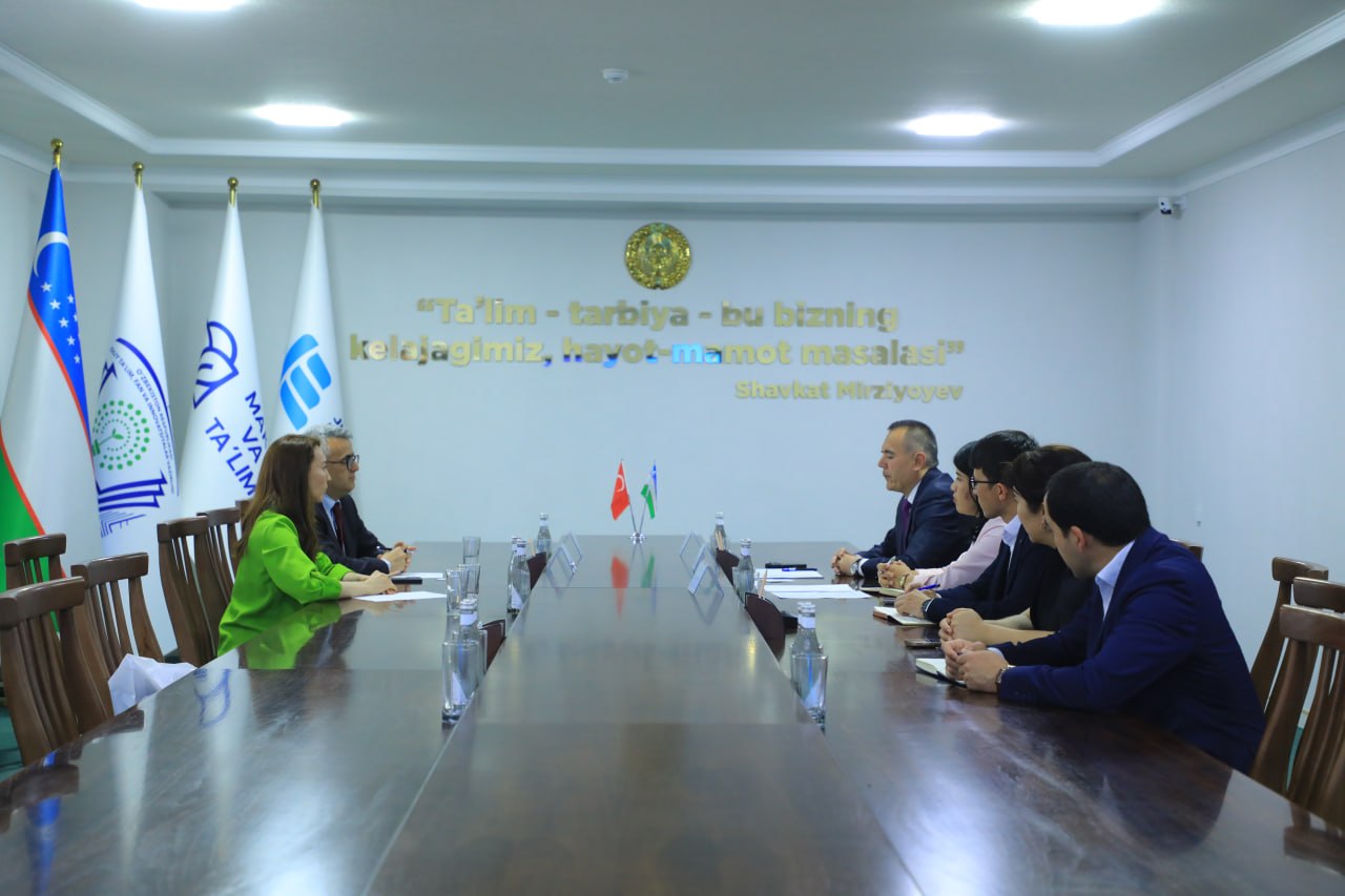 Jizzax davlat pedagogika universitetida Karamanoglu Mehmedbey University vakillari bilan muhim uchrashuv bo‘lib o‘tdi.