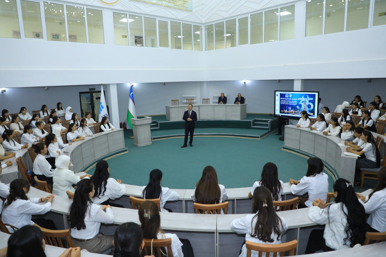 Jizzax davlat pedagogika universitetida yangi o‘quv yilini boshlagan birinchi bosqich talabalari uchun “Mustaqillik darsi” tashkil etildi.